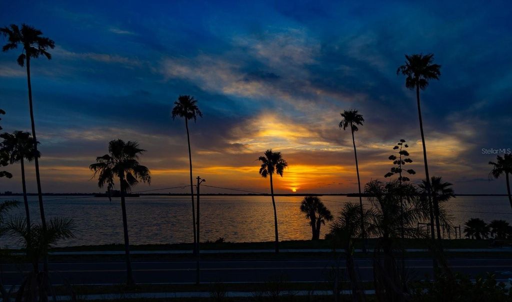 Image 9 of property listing at 43 EDGEWATER DRIVE, Dunedin, FL 34698