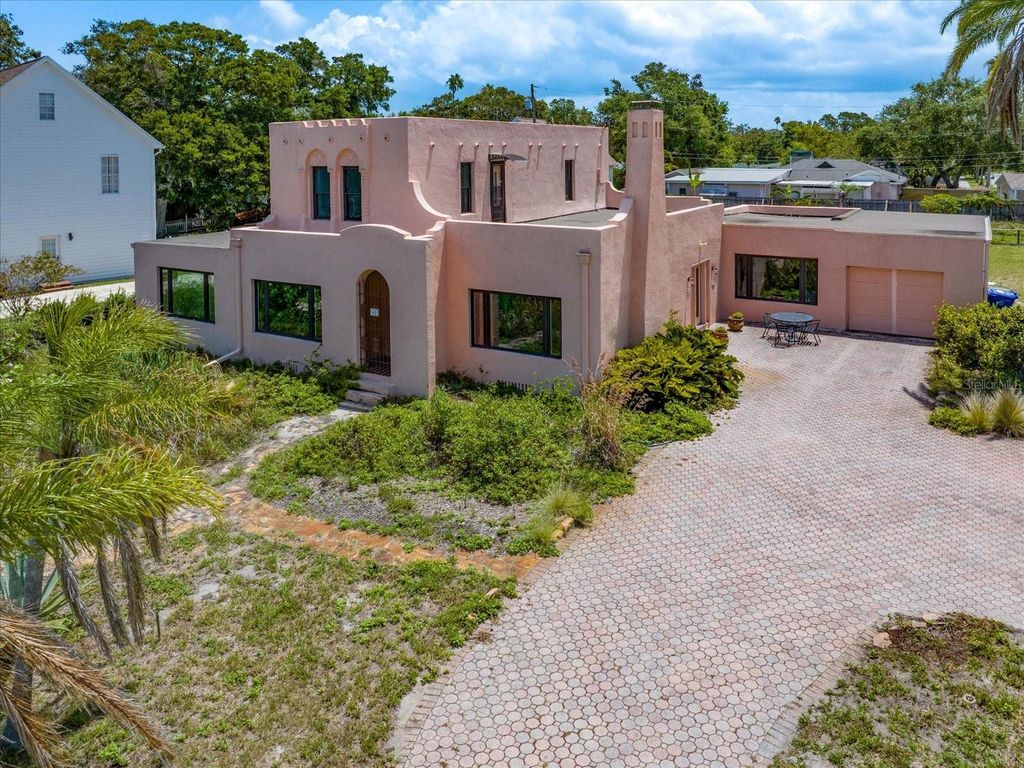 Image 10 of property listing at 43 EDGEWATER DRIVE, Dunedin, FL 34698