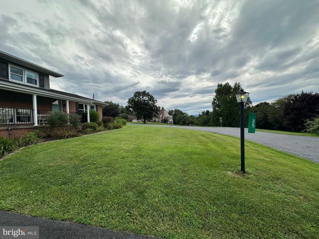 25 KENSINGTON DRIVE, Chambersburg, PA 17201