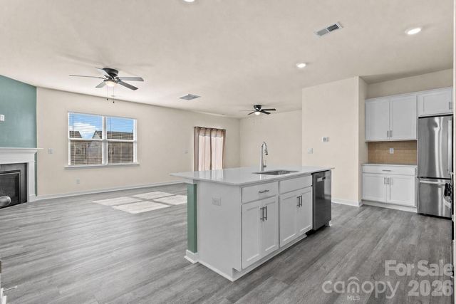 1414 5th Street Drive NE, Hickory, NC 28601