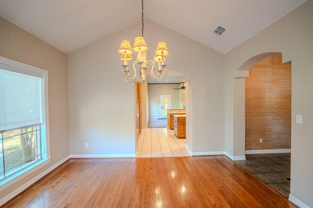 218 Hazeltine DR, Lakeway, TX 78734