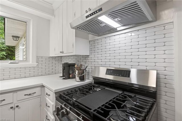 16 Oakland DR, Newport News, VA 23601