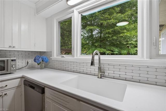 16 Oakland DR, Newport News, VA 23601