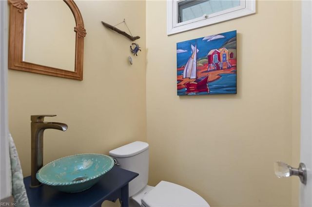 16 Oakland DR, Newport News, VA 23601