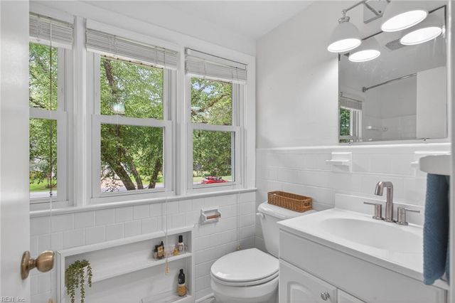 16 Oakland DR, Newport News, VA 23601