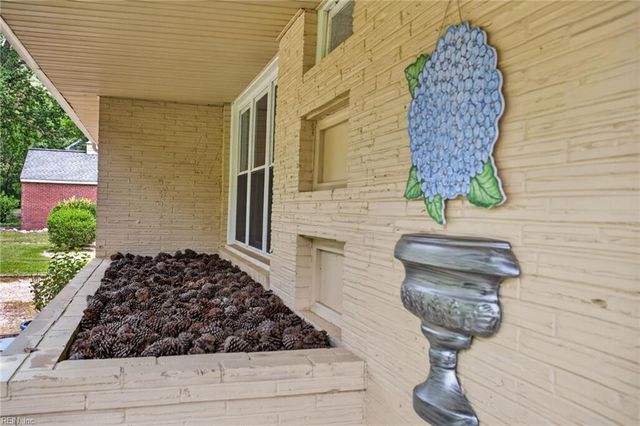 16 Oakland DR, Newport News, VA 23601