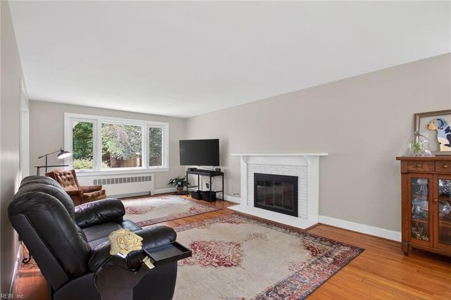 16 Oakland DR, Newport News, VA 23601