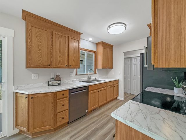 2403 18th Street S, Moorhead, MN 56560