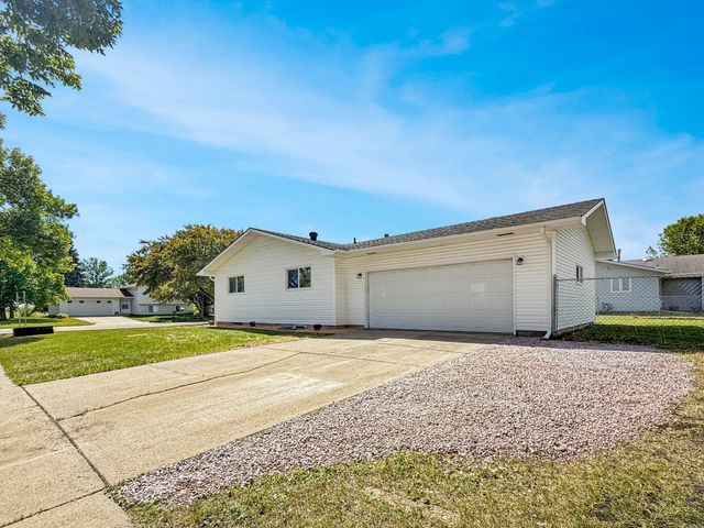 2403 18th Street S, Moorhead, MN 56560