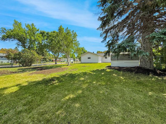 2403 18th Street S, Moorhead, MN 56560