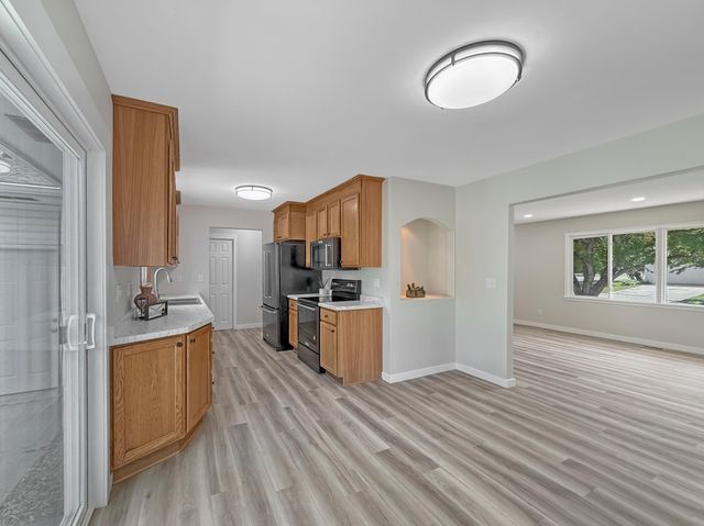2403 18th Street S, Moorhead, MN 56560