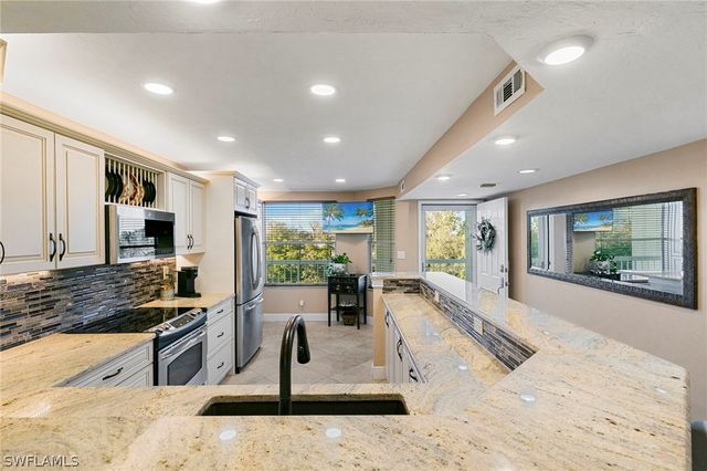 380 Horse Creek DR 403, Naples, FL 34110