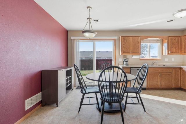 2621 S Brookglen Circle, Manhattan, KS 66502