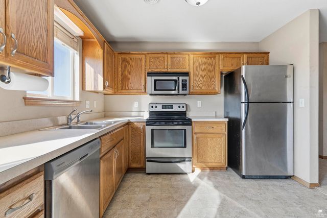 2621 S Brookglen Circle, Manhattan, KS 66502