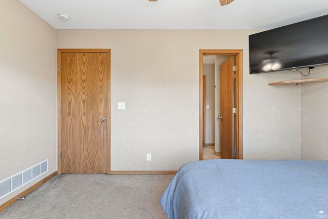 2621 S Brookglen Circle, Manhattan, KS 66502