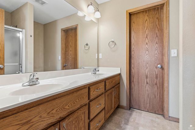 2621 S Brookglen Circle, Manhattan, KS 66502