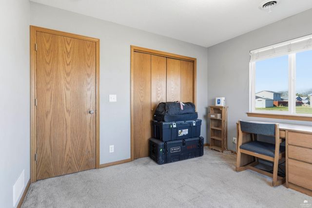 2621 S Brookglen Circle, Manhattan, KS 66502