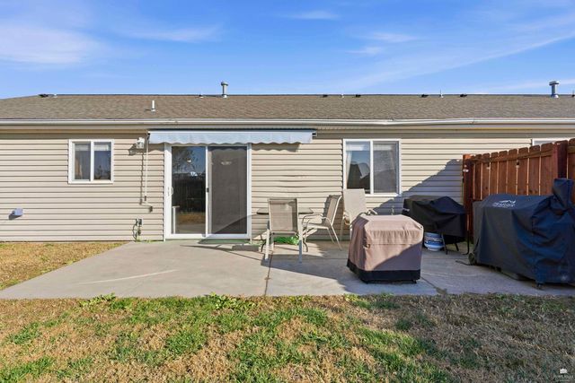 2621 S Brookglen Circle, Manhattan, KS 66502