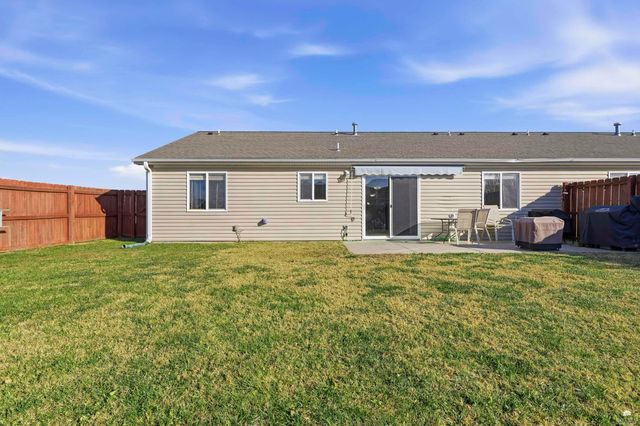2621 S Brookglen Circle, Manhattan, KS 66502