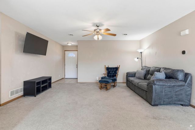 2621 S Brookglen Circle, Manhattan, KS 66502