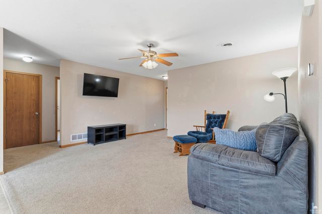 2621 S Brookglen Circle, Manhattan, KS 66502