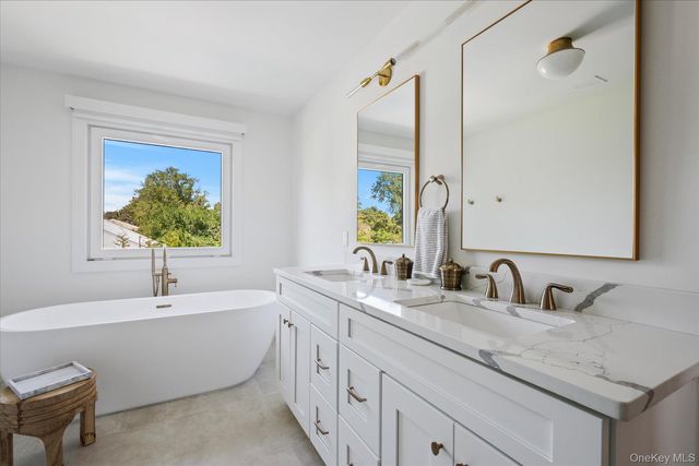 660 Sutton Place, Greenport, NY 11944