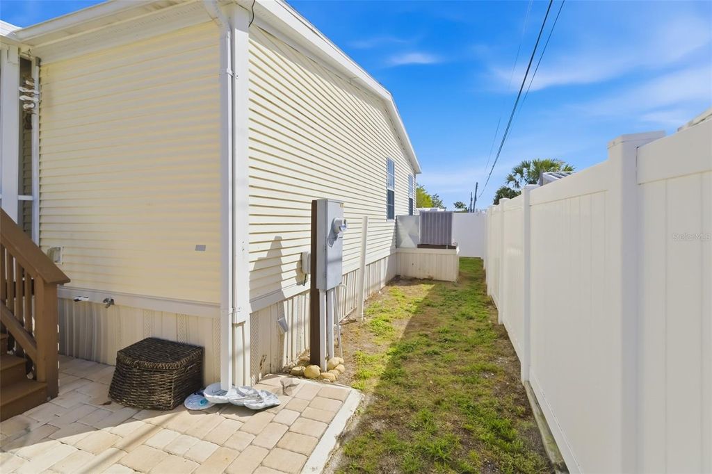 Image 11 of property listing at 812 50TH AVENUE TERRACE W, Bradenton, FL 34207