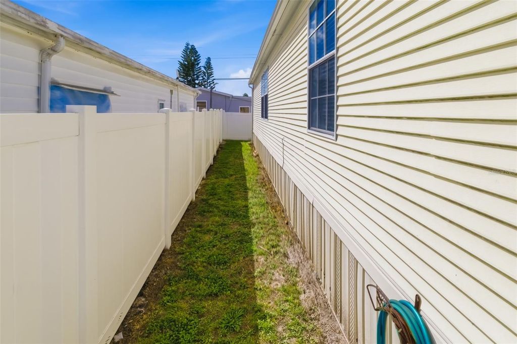 Image 12 of property listing at 812 50TH AVENUE TERRACE W, Bradenton, FL 34207