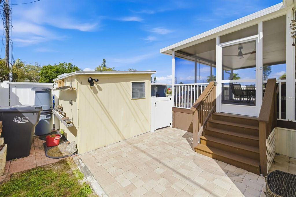 Image 13 of property listing at 812 50TH AVENUE TERRACE W, Bradenton, FL 34207