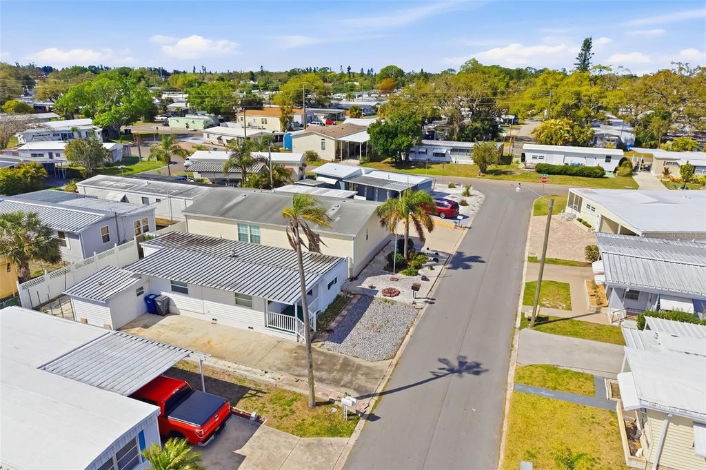 Image 14 of property listing at 812 50TH AVENUE TERRACE W, Bradenton, FL 34207