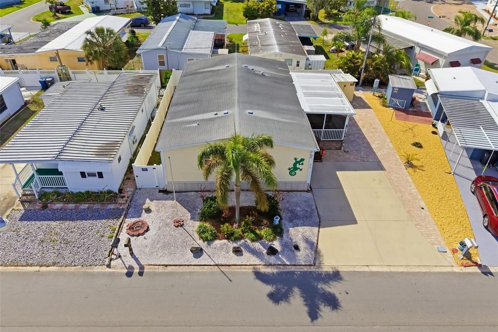 Image 15 of property listing at 812 50TH AVENUE TERRACE W, Bradenton, FL 34207