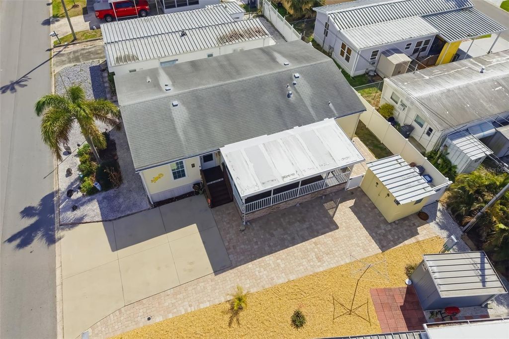 Image 17 of property listing at 812 50TH AVENUE TERRACE W, Bradenton, FL 34207