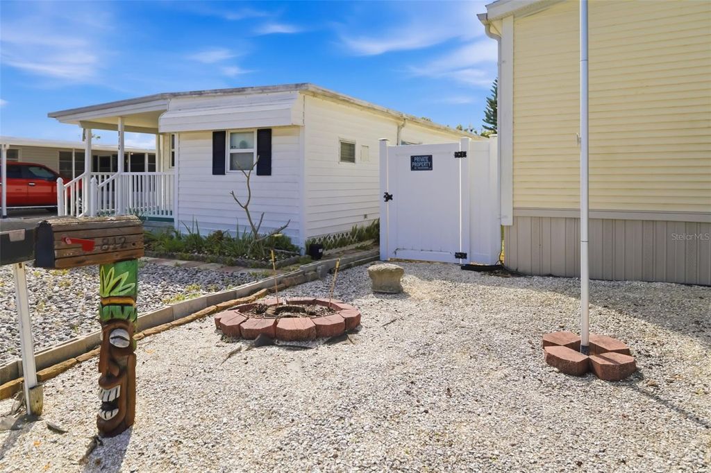 Image 3 of property listing at 812 50TH AVENUE TERRACE W, Bradenton, FL 34207