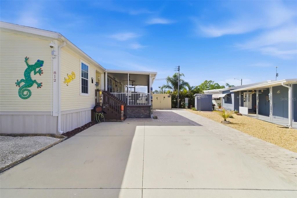 Image 4 of property listing at 812 50TH AVENUE TERRACE W, Bradenton, FL 34207