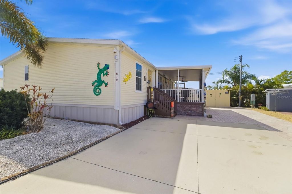 Image 5 of property listing at 812 50TH AVENUE TERRACE W, Bradenton, FL 34207