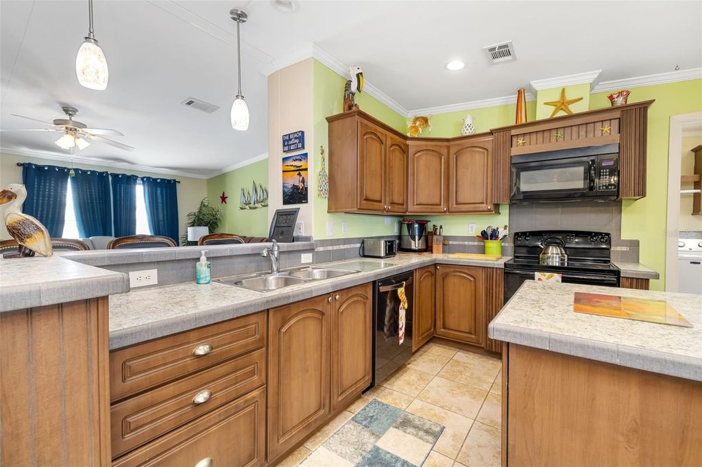 Image 48 of property listing at 812 50TH AVENUE TERRACE W, Bradenton, FL 34207