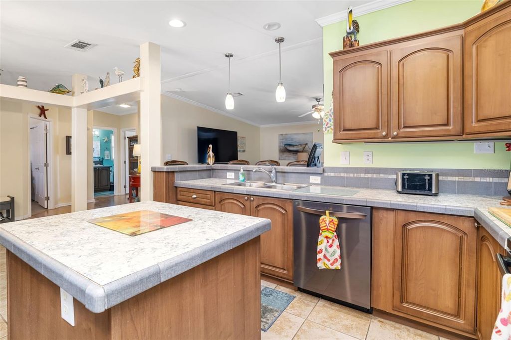 Image 50 of property listing at 812 50TH AVENUE TERRACE W, Bradenton, FL 34207