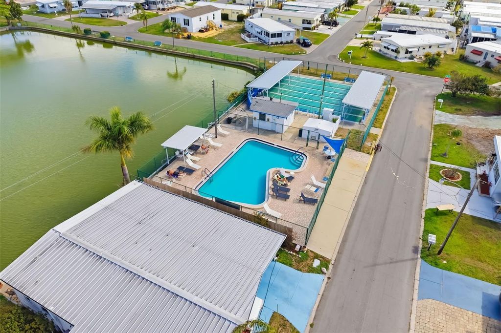 Image 56 of property listing at 812 50TH AVENUE TERRACE W, Bradenton, FL 34207