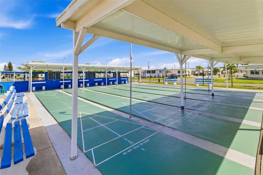 Image 58 of property listing at 812 50TH AVENUE TERRACE W, Bradenton, FL 34207