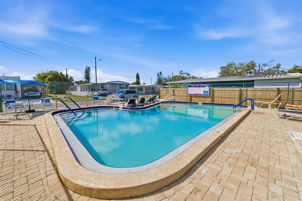 Image 59 of property listing at 812 50TH AVENUE TERRACE W, Bradenton, FL 34207