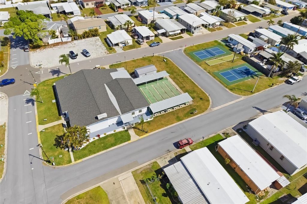 Image 60 of property listing at 812 50TH AVENUE TERRACE W, Bradenton, FL 34207