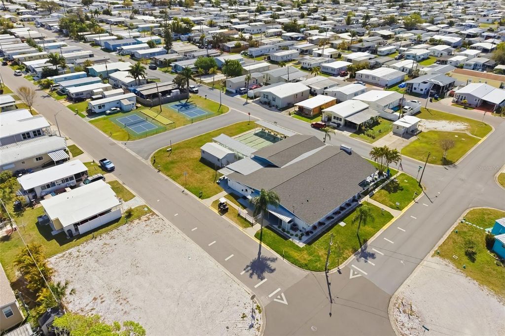 Image 61 of property listing at 812 50TH AVENUE TERRACE W, Bradenton, FL 34207