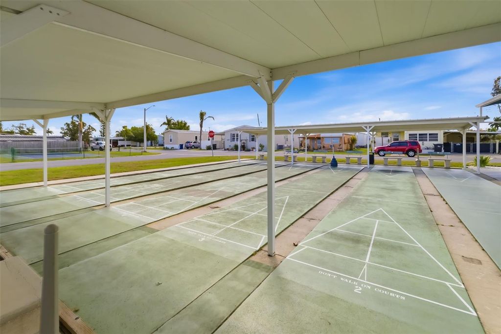 Image 62 of property listing at 812 50TH AVENUE TERRACE W, Bradenton, FL 34207