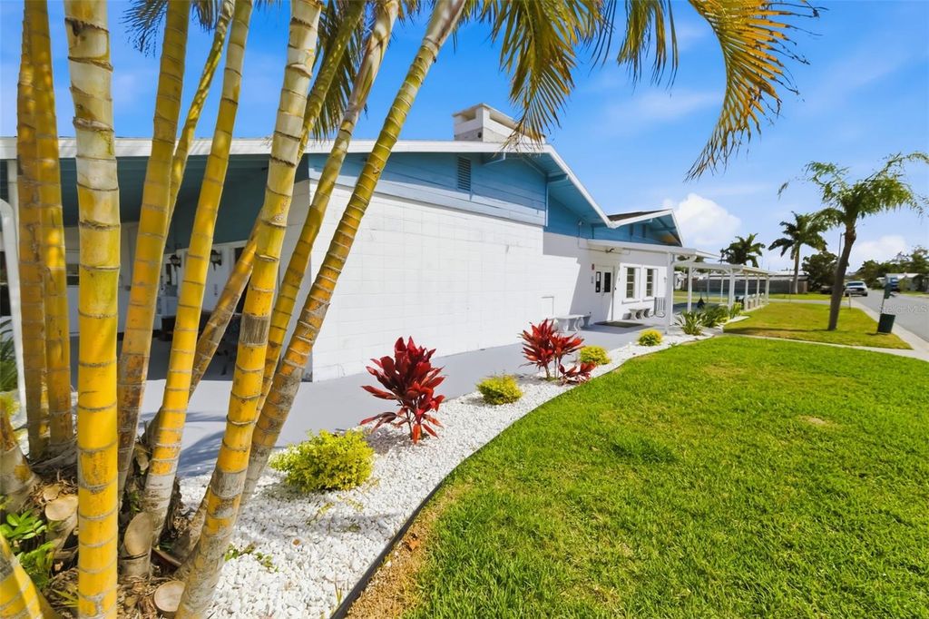 Image 65 of property listing at 812 50TH AVENUE TERRACE W, Bradenton, FL 34207