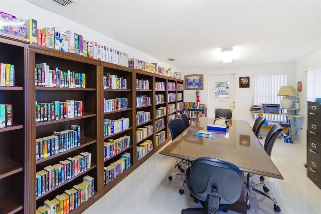 Image 68 of property listing at 812 50TH AVENUE TERRACE W, Bradenton, FL 34207