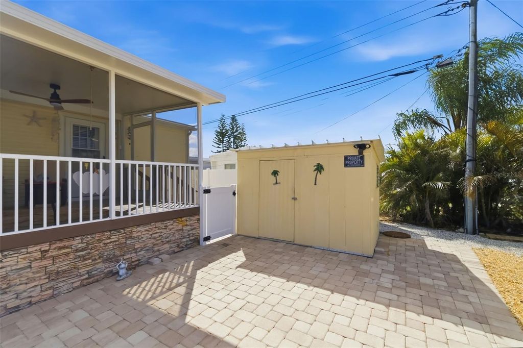 Image 8 of property listing at 812 50TH AVENUE TERRACE W, Bradenton, FL 34207