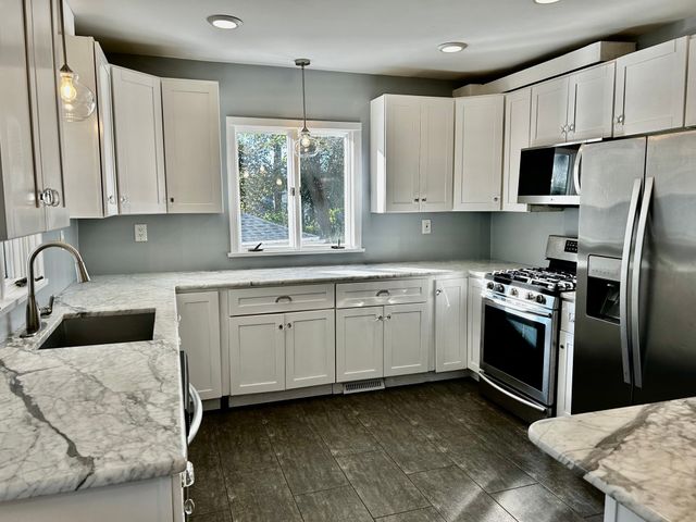21 Waverley 21, North Andover, MA 01845
