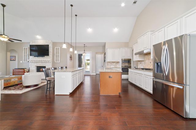 2402 Crossvine Drive, Katy, TX 77494