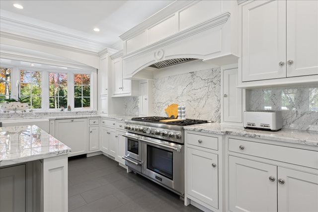 166 N Buckley Road, Barrington Hills, IL 60010