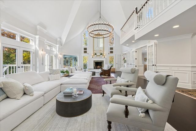 166 N Buckley Road, Barrington Hills, IL 60010